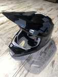 Kask Cross FOX V1 Bnkr Czarny Moro