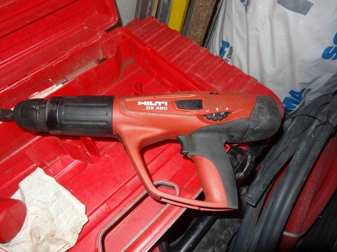 Máquina de pregos Hilti DX460 e serra de sabre Hilti SR4-A22