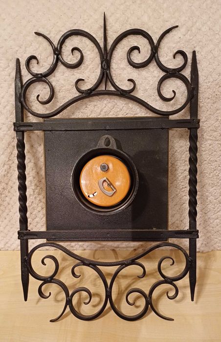 Zegar ścienny UPG Halle, lata 50/60 – mosiężna tarcza, kuta rama