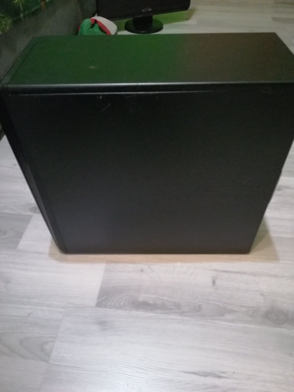 Komputer z monitorem