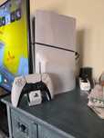 Ps5 com entrada de disco, comando e base de carregamento