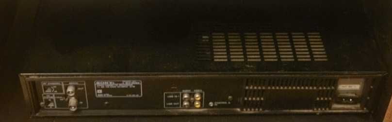 Odtwarzacz kaset VHS firmy SONY wraz z pilotem.