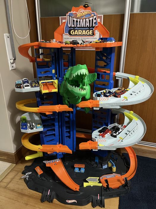 Garagem e pista Hot Wheels + 38 carros miniatura