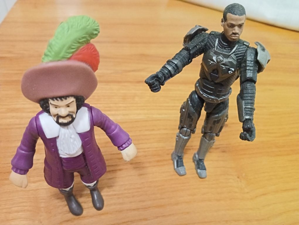 Figurki komandos RIPCORD z G.I.JOE. i figurka McDonald's.