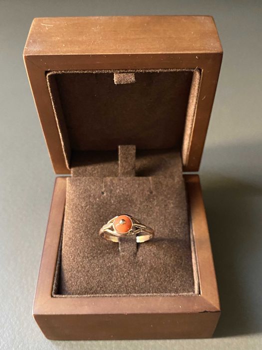 minimalistyczny, złoty pierścionek z koralem