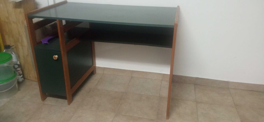 Secretária muito usada. 114x63.