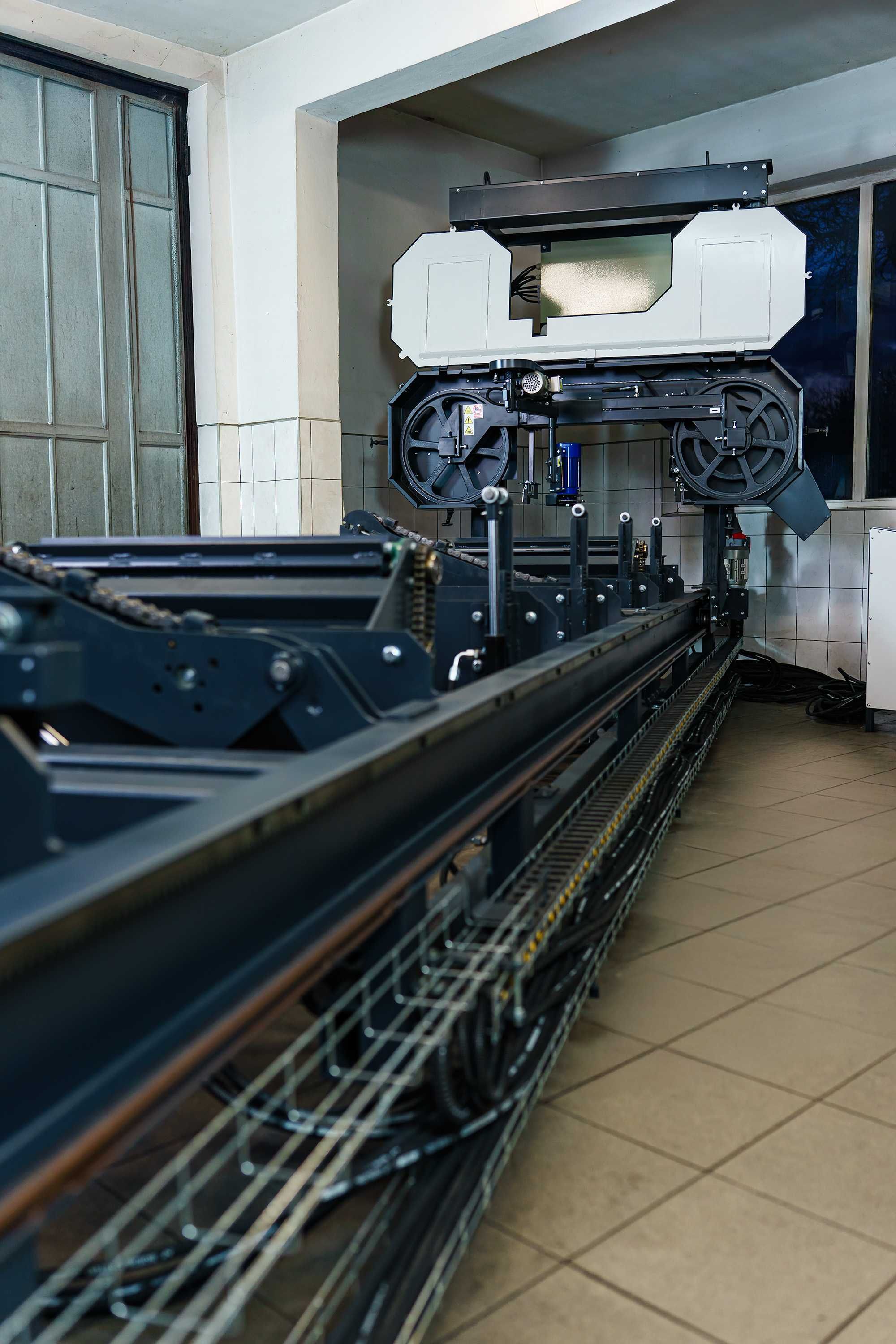 Trak Taśmowy Hydrauliczny. Szybka oraz precyzyjna maszyna maszyna.