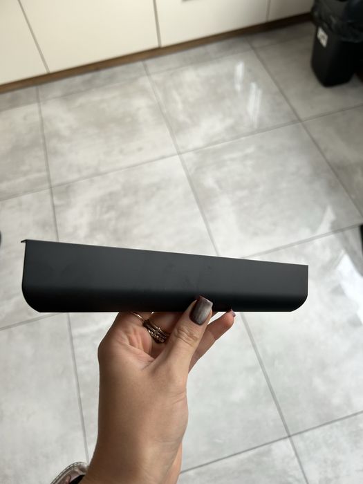 Czarne metalowe uchwyty