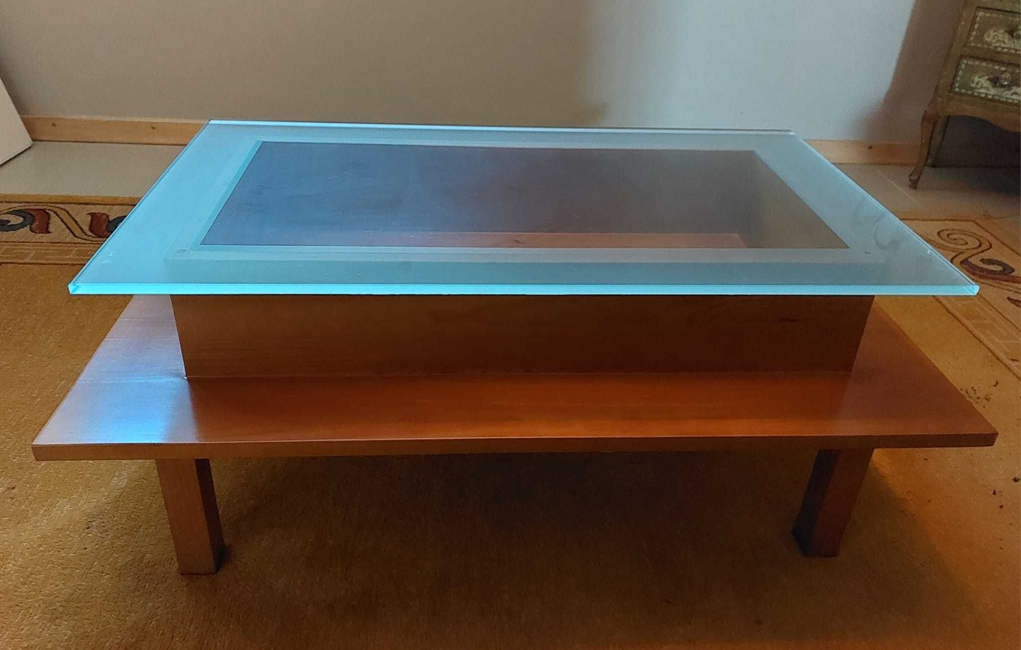 Mesa de centro em pinho mel 1,05mx65 cm com tampo em vidro