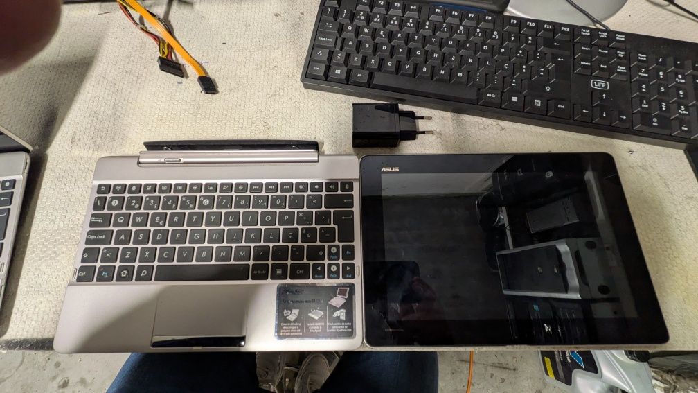 2 ASUS TF300 com dock