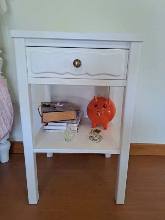 Cama e mesa de cabeceira branca