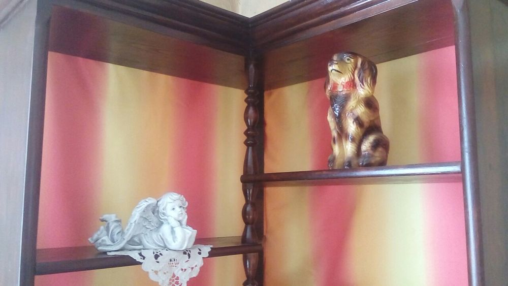 Drewniana narożna witryna retro