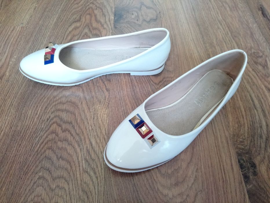 Lakierowane baleriny, białe/ecru, rozmiar 39 (25cm), stan bardzo dobry