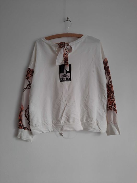 Biała bluza ze śliskimi rękawami