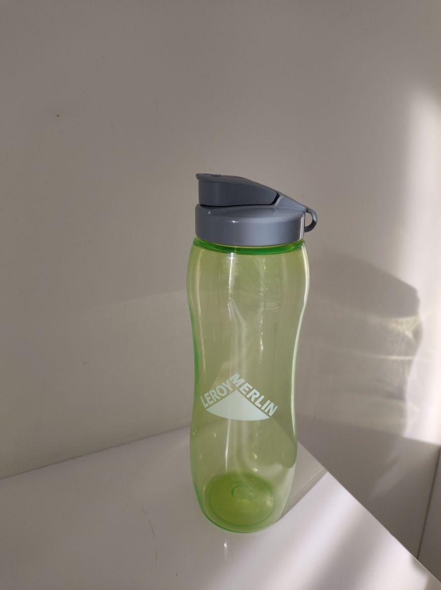 Nowa plastikowa butelka z logo