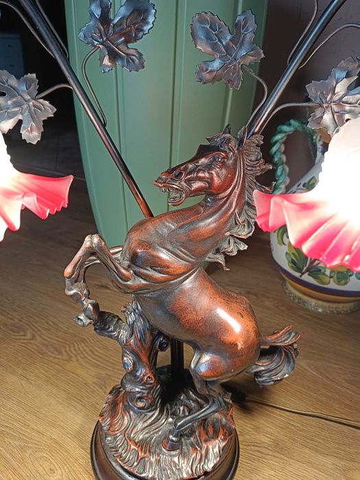 Lampa stołowa z figurą konia