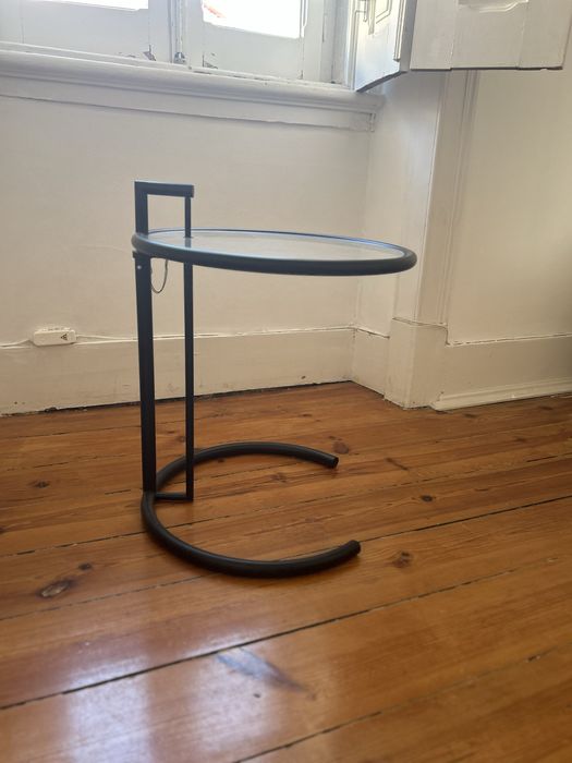 Mesa de apoio de vidro e aço ajustavel Eileen Gray