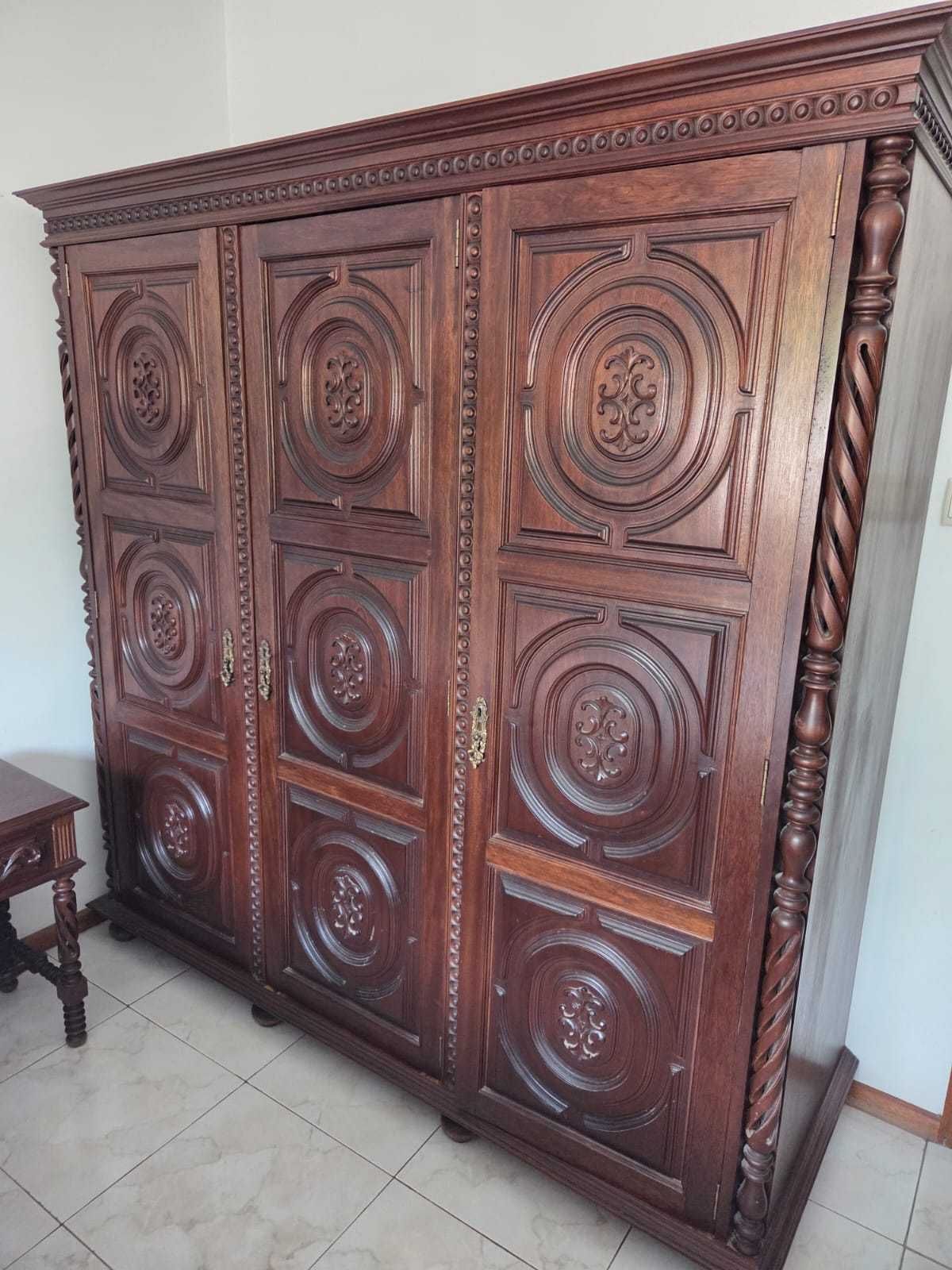 Roupeiro / Guarda-Roupa 3 Portas em Madeira Maciça Entalhada