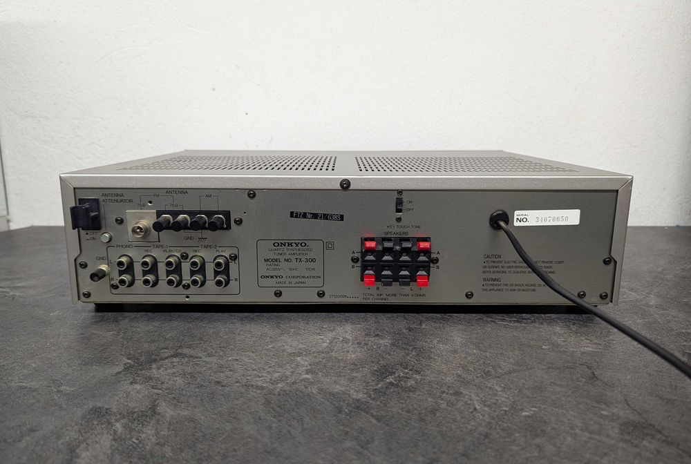 Cтерео ресивер Onkyo TX-300.