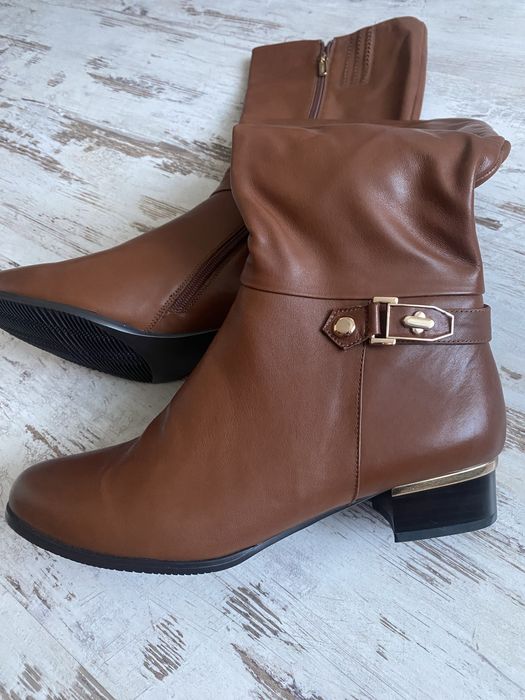 Высокие сапоги на квадратном каблуке