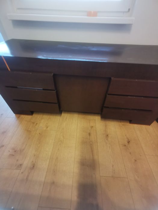 Brązowa duża komoda