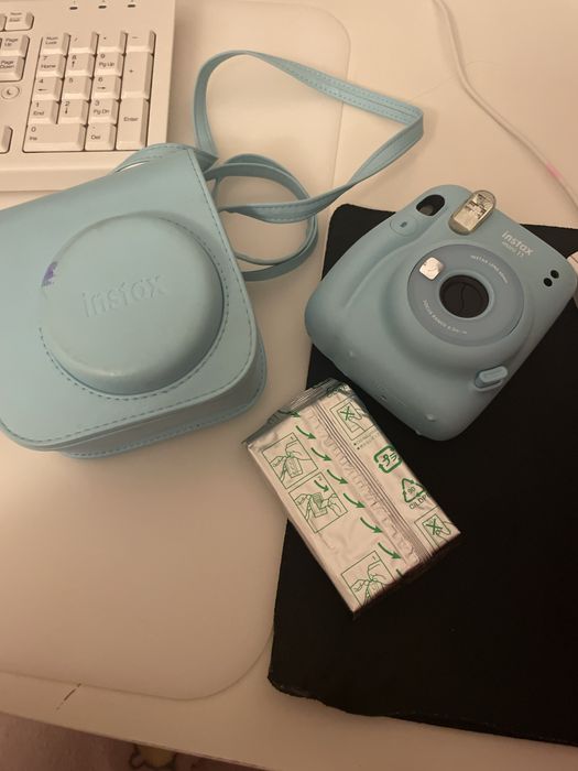 Camera instax mini 11 com a capa e um filme