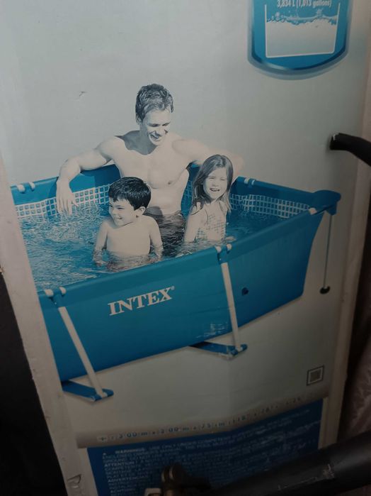 Piscinas uma redonda e outra retangular