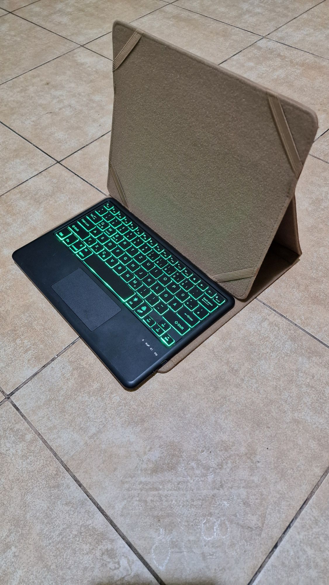 Etui z klawiaturą do Tablet Samsung iPad Microsoft Surface i inne