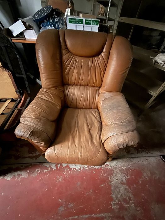 Jogo de sofá em couro legitimo bastante usado