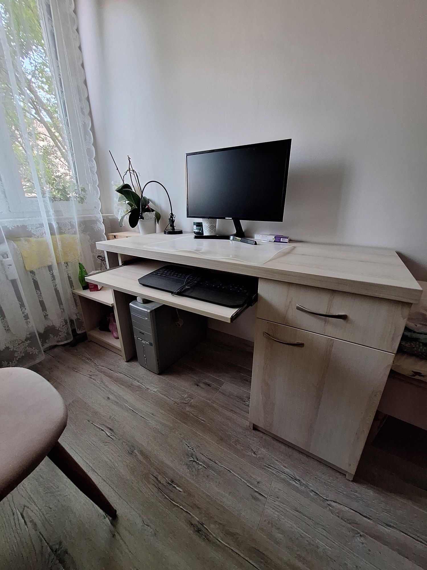 Biurko krzesło pufka