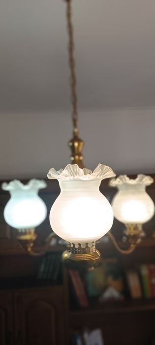 Candeeiro clásico de teto com 3 lampadass