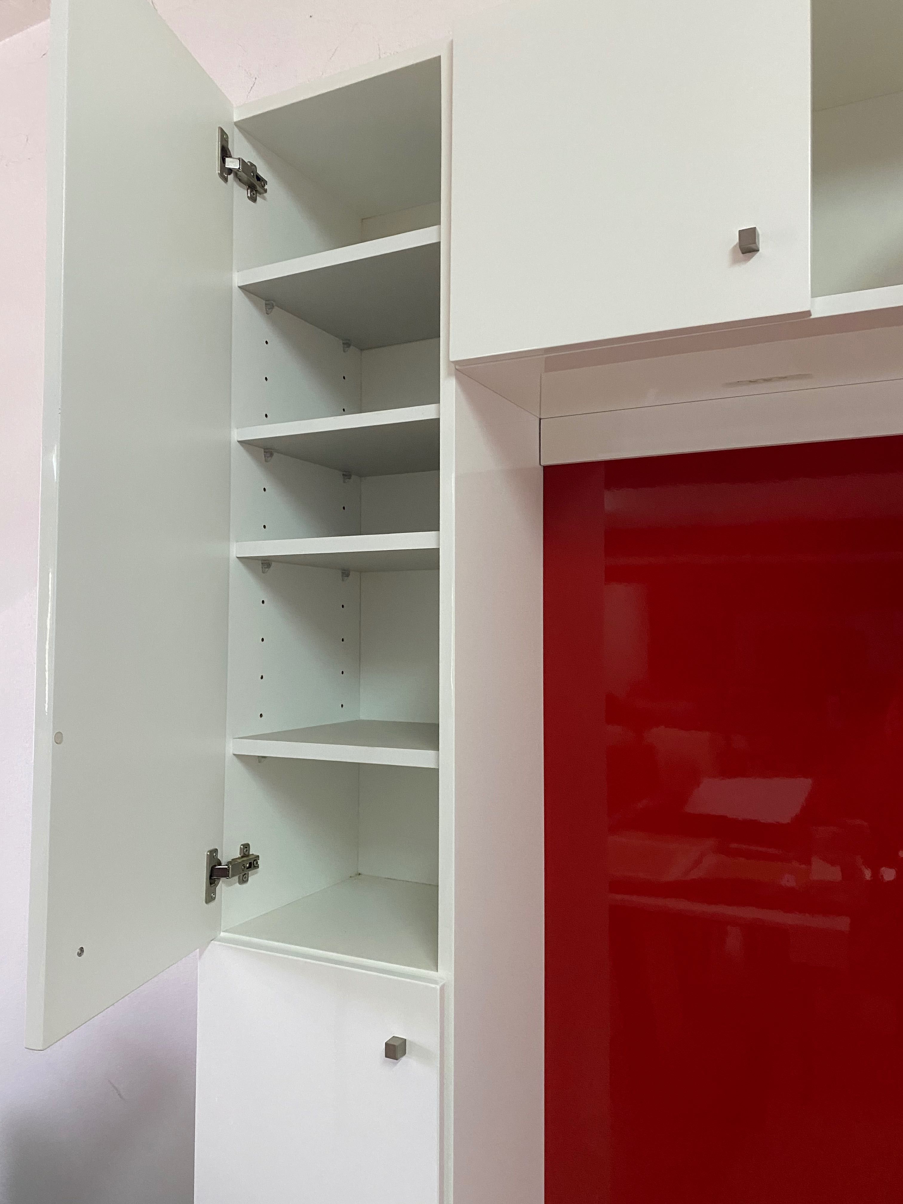 Móvel de arrumação contemporâneo com acabamento branco brilhante