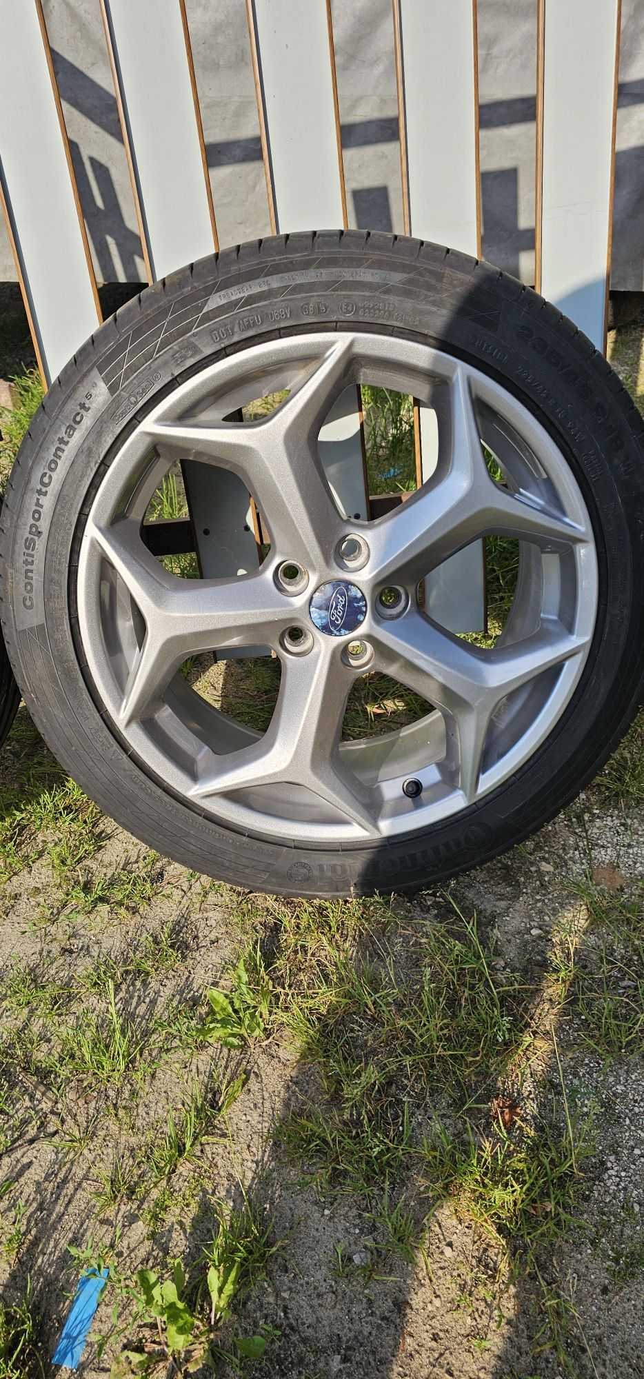 Felgi aluminiowe z oponami letnimi 235/45/18 Ford 5X108