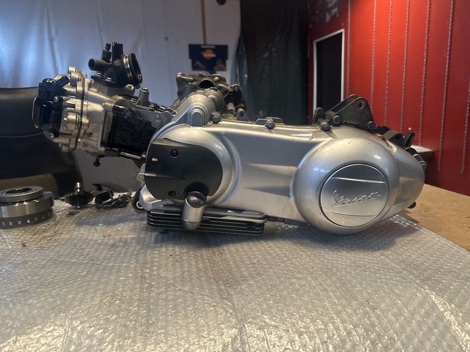 VESPA 125 GT GTS Silnik Kompletny głowica Cylinder pokrywa kapa Dekiel