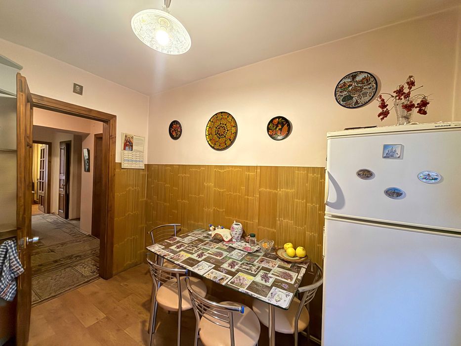 Продається квартира 3 кім., житловий стан, 66 м.кв., м.Яремче