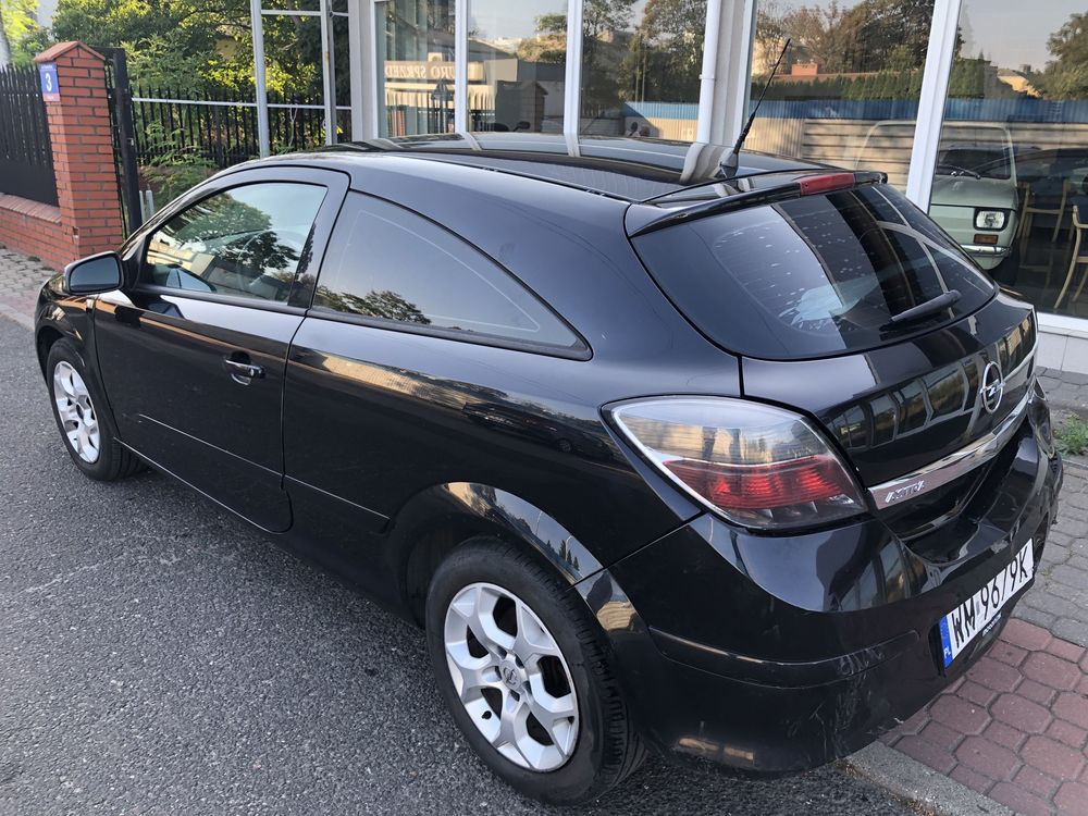 Opel Astra GTC uszkodzony