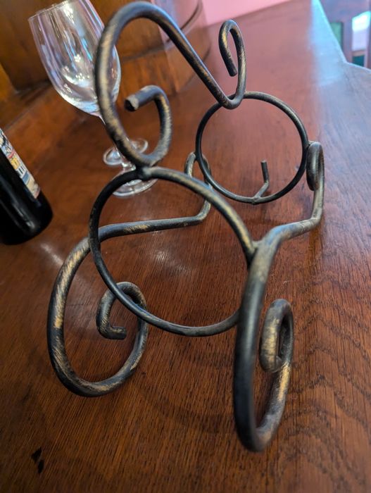 Mosiężny stojak na wino