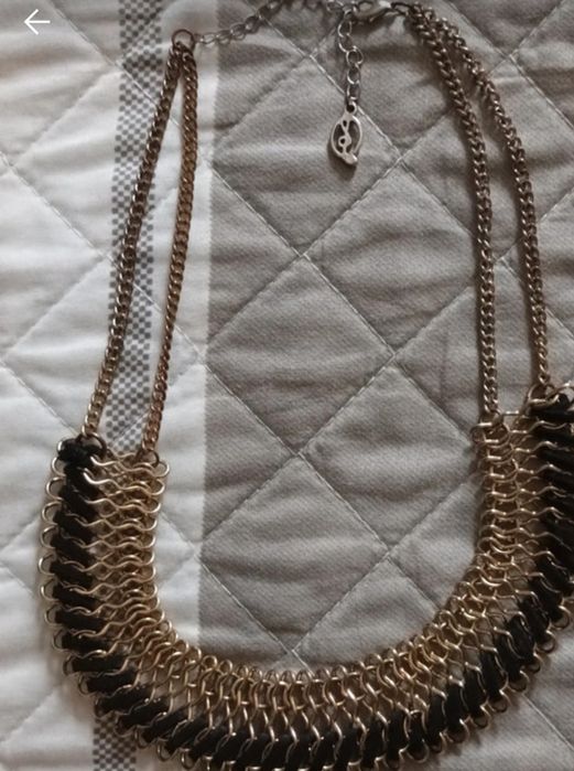 Colar dourado e preto