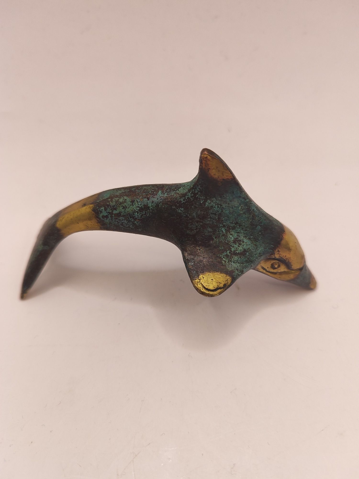 Figurka delfin minojski mosiądz Kreta ręcznie robiony mosiężny unikat