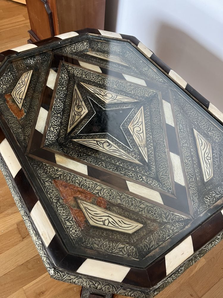 Mesa marroquina madeira, latão e osso trabalhada