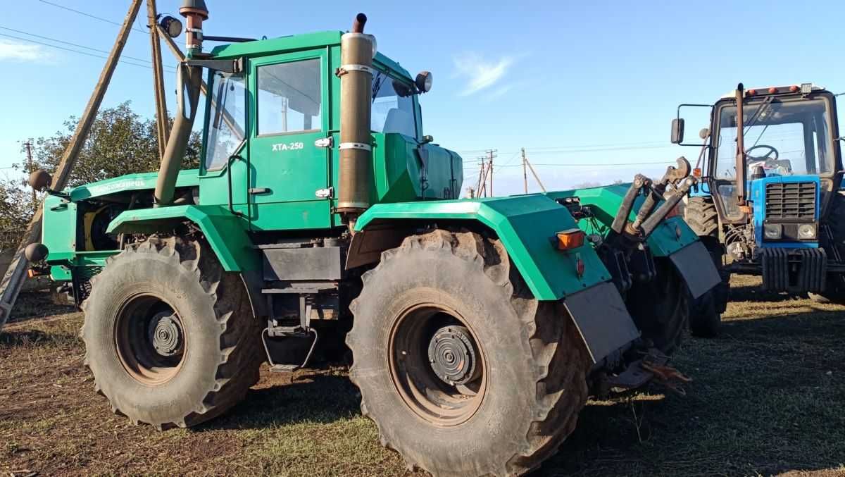 комбайн  КЗК 12/18 Палессе, трактори МТЗ-82.1, ХТА-250 та інвентар