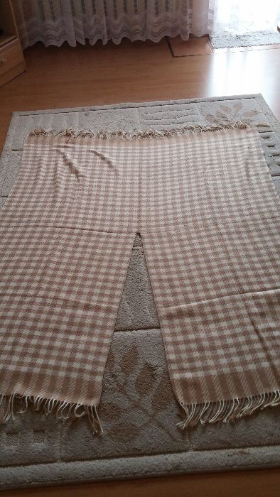 Bardzo cieplutki duży szal , pled , narzutka na płaszcz -158cm x 145cm