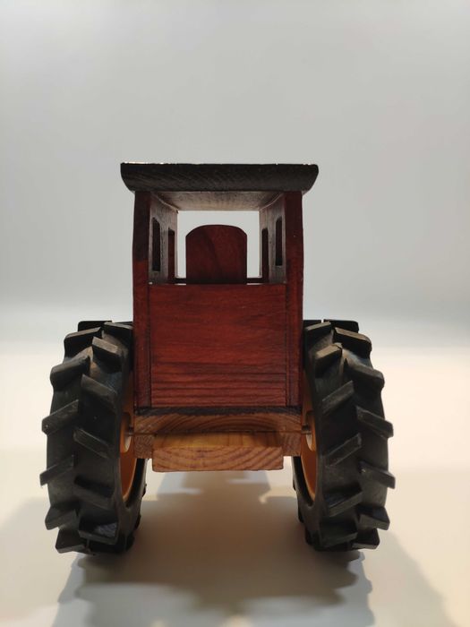 Drewniany model w celofanie - traktor. Traktorek A. Idealny na prezent