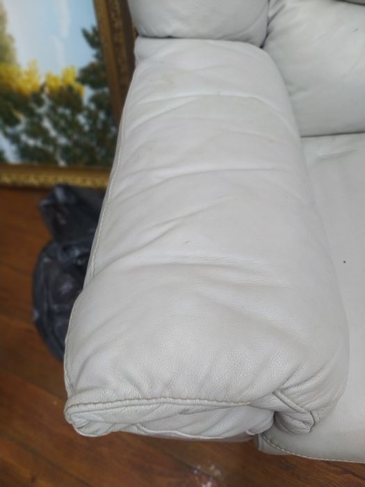 Кожаный диван и два кресла.Одно кресло реклайновское.