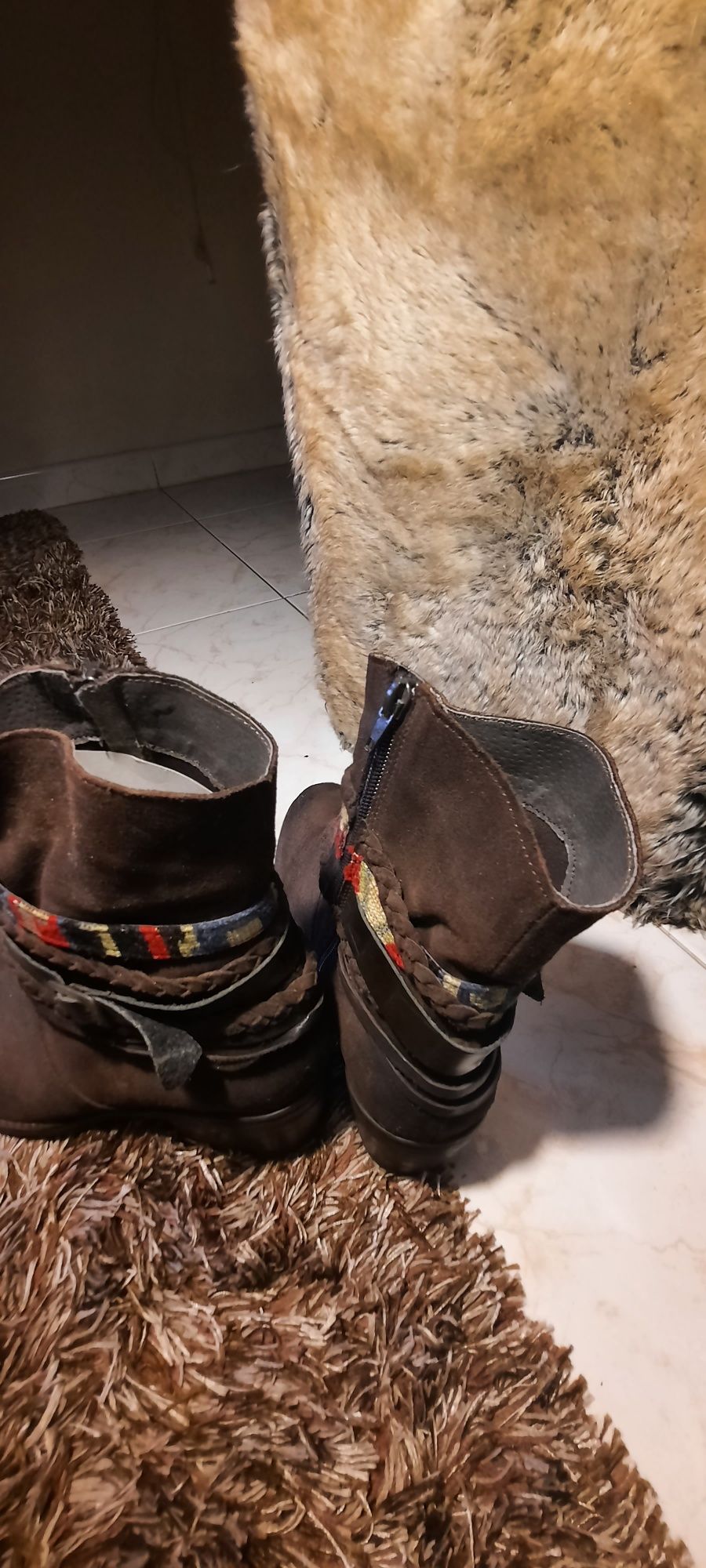 botas de salto alto e feitas de pele