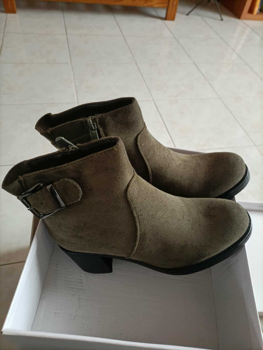 4 Pares de botins para senhora