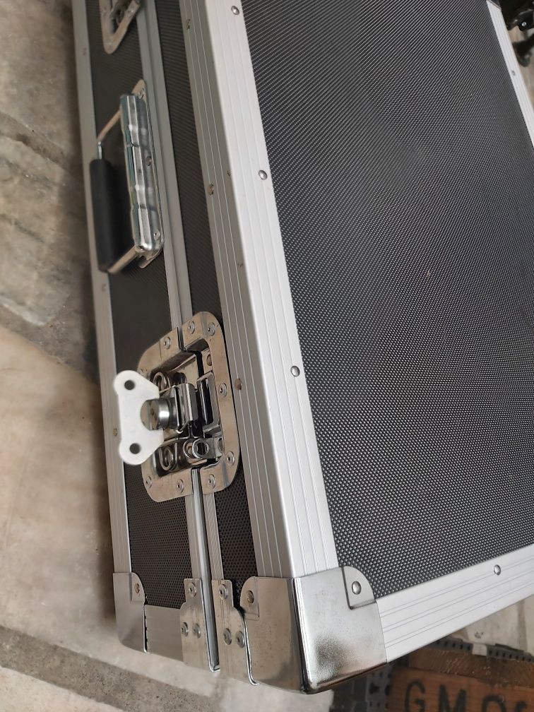 Pedaleira de efeitos com flight case