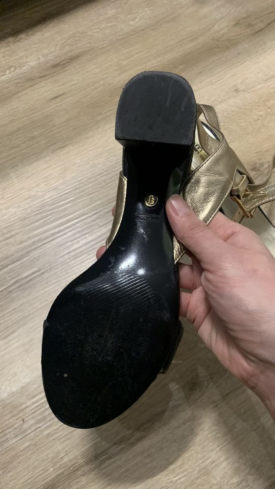 Eleganckie sandalki czarno-złote 38