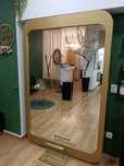 Espelho grande com moldura dourada e base — ideal para salão ou boutiq