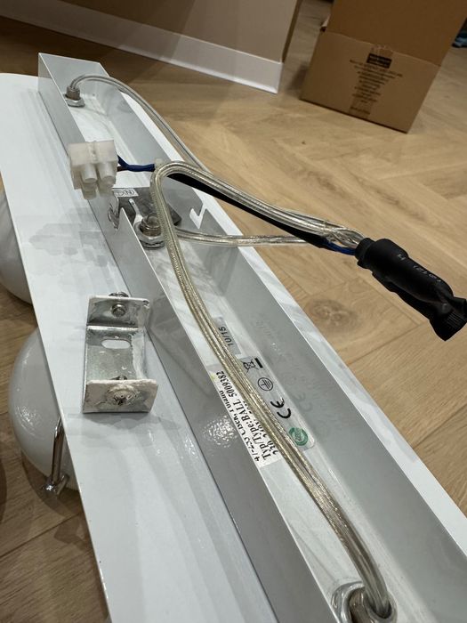 Lampa sufitowa z kloszami biała srebrna